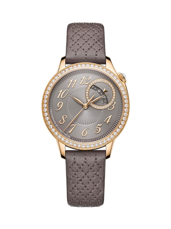 Égérie en or rose, lunette sertie de diamants, 35 mm de diamètre, mouvement automatique avec date traînante, bracelet interchangeable en cuir © Vacheron Constantin 