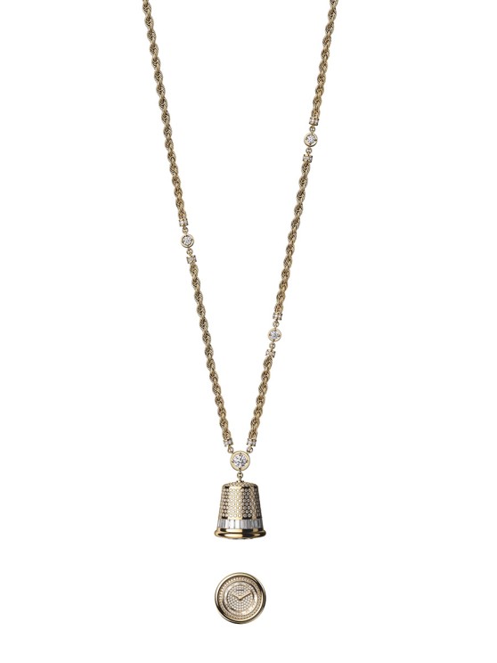 Sautoir de Couture. Dé à coudre en or jaune serti, cadran en or jaune serti de diamants, lunette sertie de diamants, mouvement à quartz. Chaîne en or jaune sertie de diamants. Série limitée à 20 exemplaires © Chanel