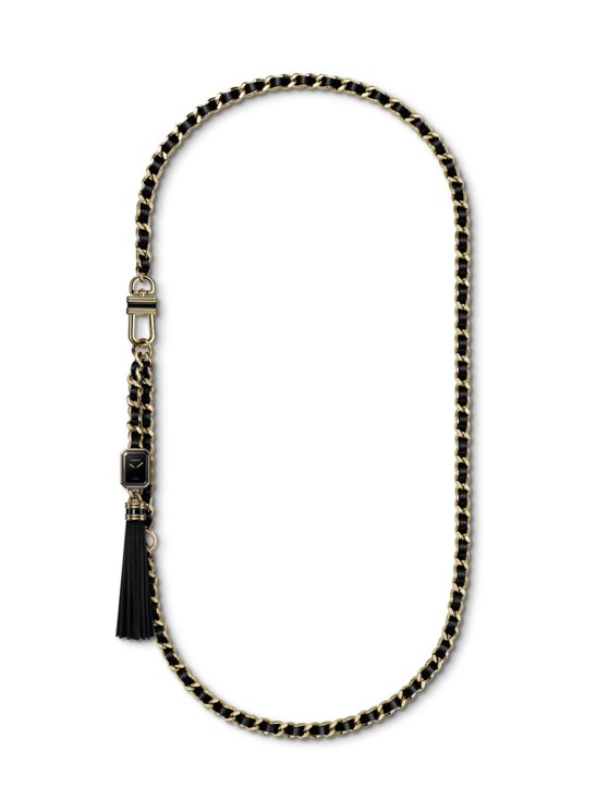 Première Sautoir-Ceinture. Montre en acier PVD or jaune, cadran laqué noir, mouvement à quartz. Chaîne en acier PVD or jaune entrelacée d’un ruban de cuir, pompon en lanières de cuir © Chanel