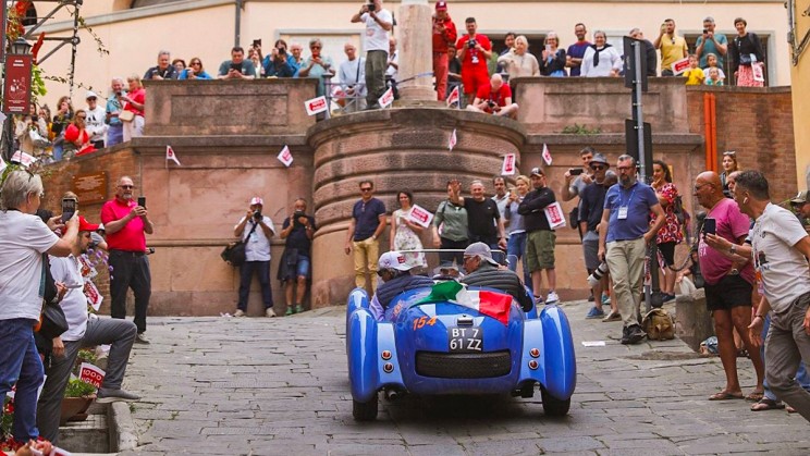 Crowds gather in Castagneto Carducci to watch the 2024 1000 Miglia © 1000 Miglia