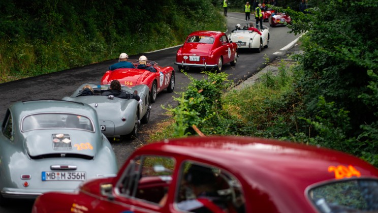1000 Miglia participants line up in their classic cars near the Passo del Faiallo © 1000 Miglia