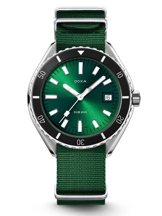 SUB 200 Sea Emerald en acier, 42 mm de diamètre, mouvement automatique avec date par guichet, bracelet en toile de type NATO ©&nbsp;Doxa