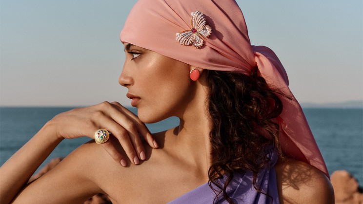 Worn view Treasure od island © Van Cleef & Arpels