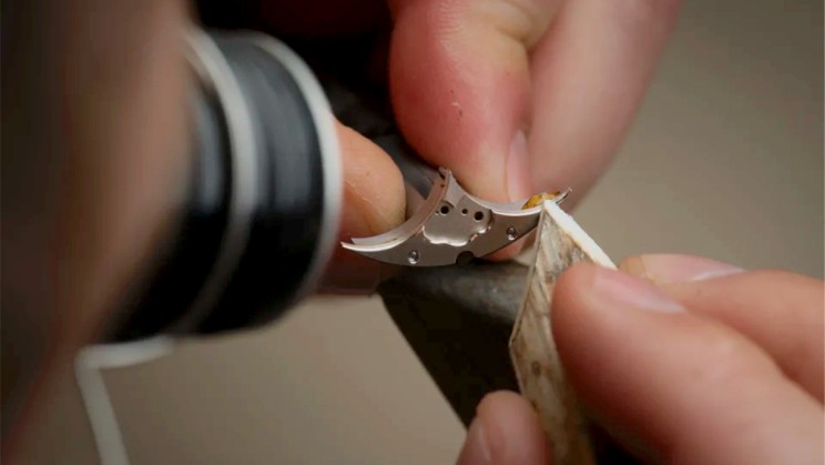 Watch movement piece being polished © Fleurier Quality Foundation 