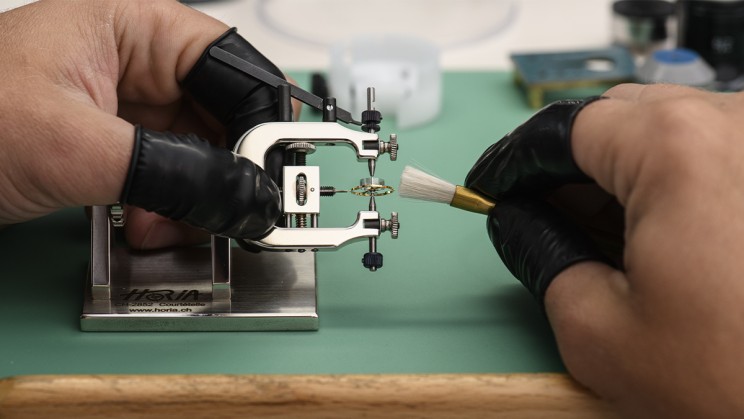 12 A watchmaker manipulates the cylindrical hairspring of the Chonomètre FB 3SPC © Fleurier Quality