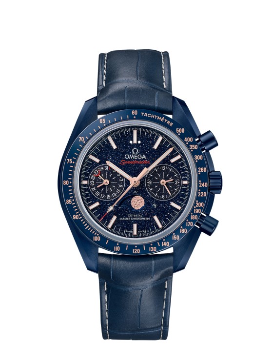 Chronographe Speedmaster Blue Side of the Moon en céramique bleue, 44,25 mm de diamètre, mouvement automatique avec indicateur des phases de lune, bracelet en cuir ©&nbsp;Omega 
