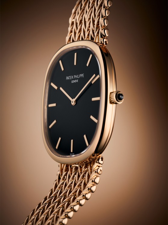 Le bracelet de type chaîne en or rose met en majesté la nouvelle Golden Ellipse référence 5738/1R-001 signée Patek Philippe © Patek Philippe