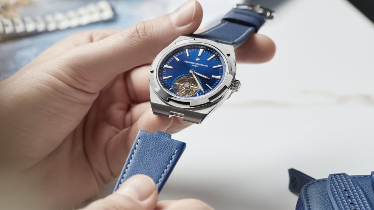 4.	Dès son lancement en 1996, la montre Overseas de Vacheron Constantin est proposée avec trois bracelets interchangeables au choix : en métal, en caoutchouc ou en cuir © Vacheron Constantin
