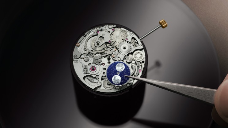 The new Calibre 7138 perpetual calendar movement puts ergonomics at the forefront by making the corrections of all functions possible via its “all-in-one” crown. © Audemars Piguet