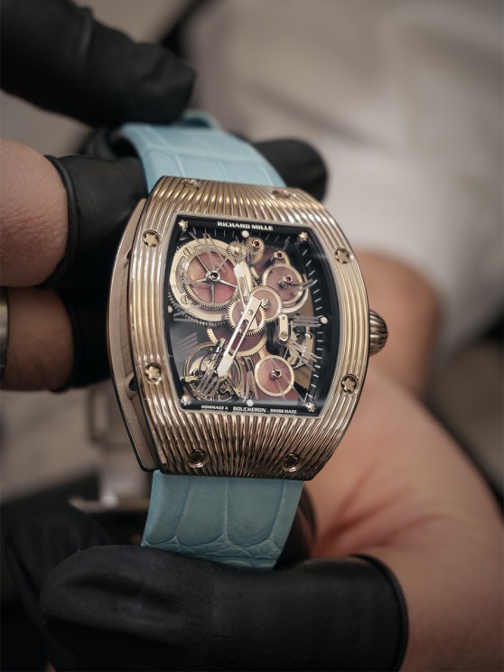 Les roues du mouvement de cette RM 018 "Hommage à Boucheron" sont taillées dans la rhodonite © Nathan Blard / WorldTempus
