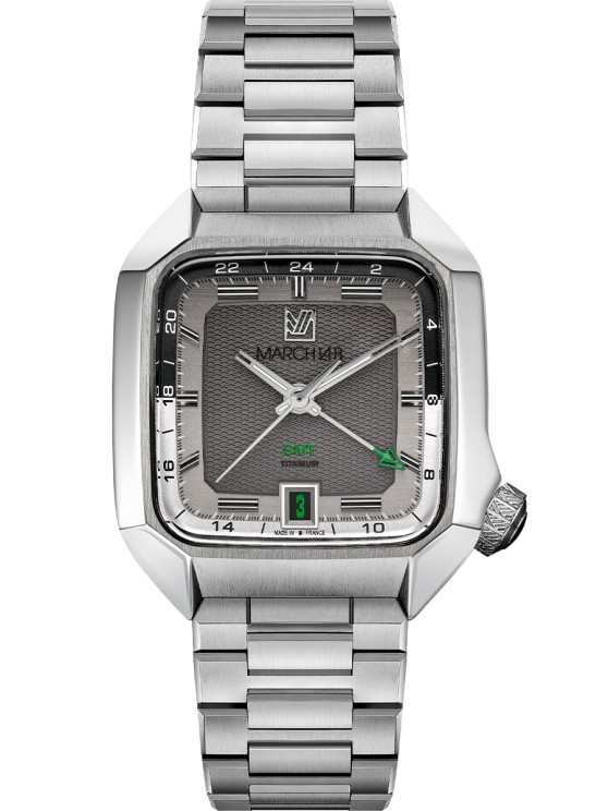 AM2 Slim GMT en titane, 35 x 35 mm, mouvement automatique avec second fuseau horaire et date par guichet, bracelet en titane. © March LAB
