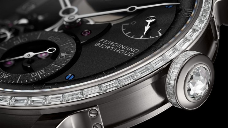 The FB 3SPC.3-3 version comes with baguette-cut diamonds on the bezel and the crown, which also has a 0-4-carat briolette-cut diamond in its center. © Ferdinand Berthoud