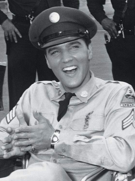 Elvis Presley backstage lors du tournage de Blue Hawaii © ABG 2018