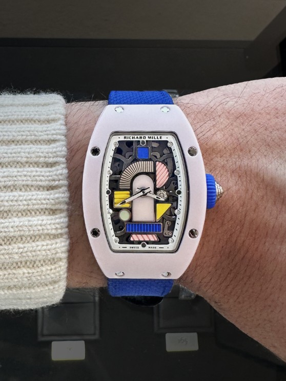 RM 07-01 en céramique rose, 45,23 mm x 31, 40 mm, mouvement squelette automatique, bracelet en caoutchouc ©&nbsp;James Olivier