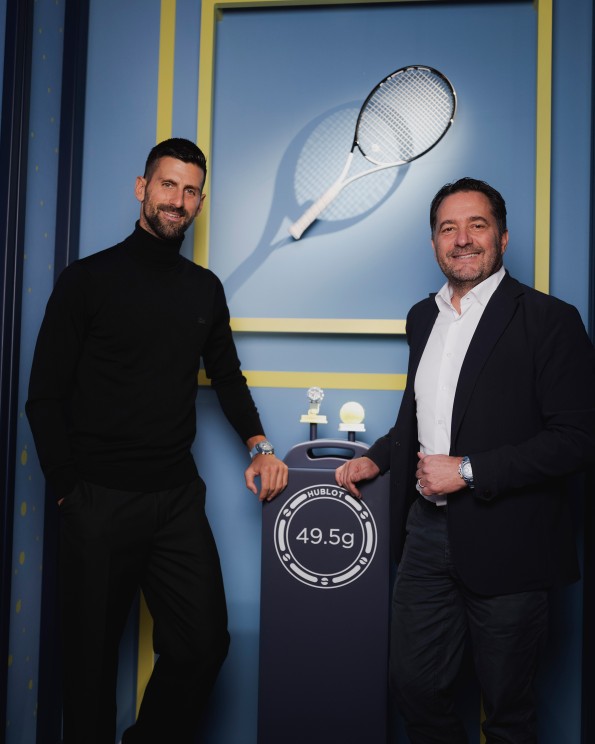Novak Djokovic en compagnie du CEO de Hublot, Julien Tornare, scellant un partenariat fondé sur l’audace et l’excellence&nbsp;© Hublot