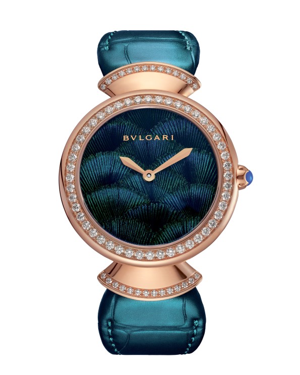 •	Divas’ Dream en or rose et diamants, 33 mm de diamètre, cadran en marqueterie de plumes de paon, mouvement à quartz, bracelet en cuir. ©Bulgari