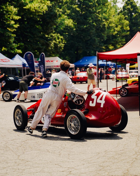 Pilote et automobile vintage italienne © Eberhard & Co