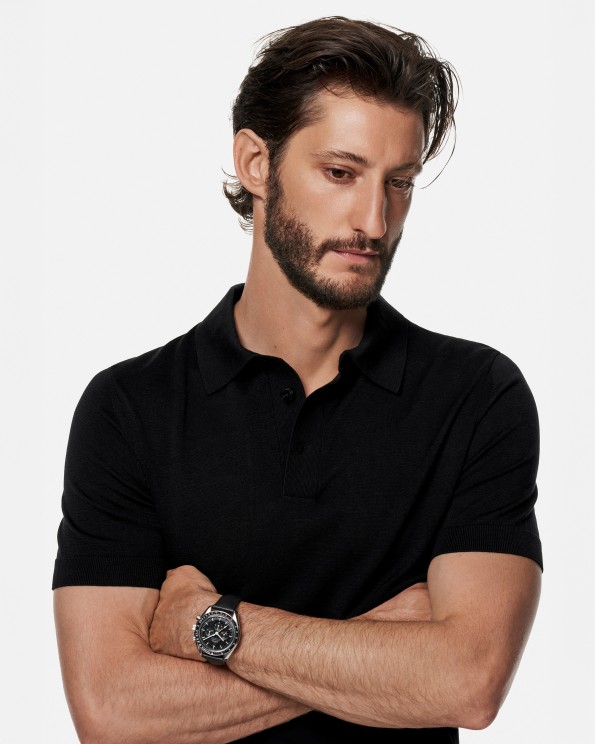 Pierre Niney avec la Speedmaster Moonwatch pour OMEGA © OMEGA