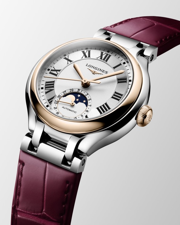 La PrimaLuna avec sa lunette en or rose et son bracelet bordeaux © Longines 